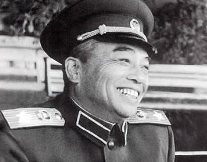 1951年，10万志愿军被美军包围，彭老总向毛主席求助。毛主席苦思3小时，下达8