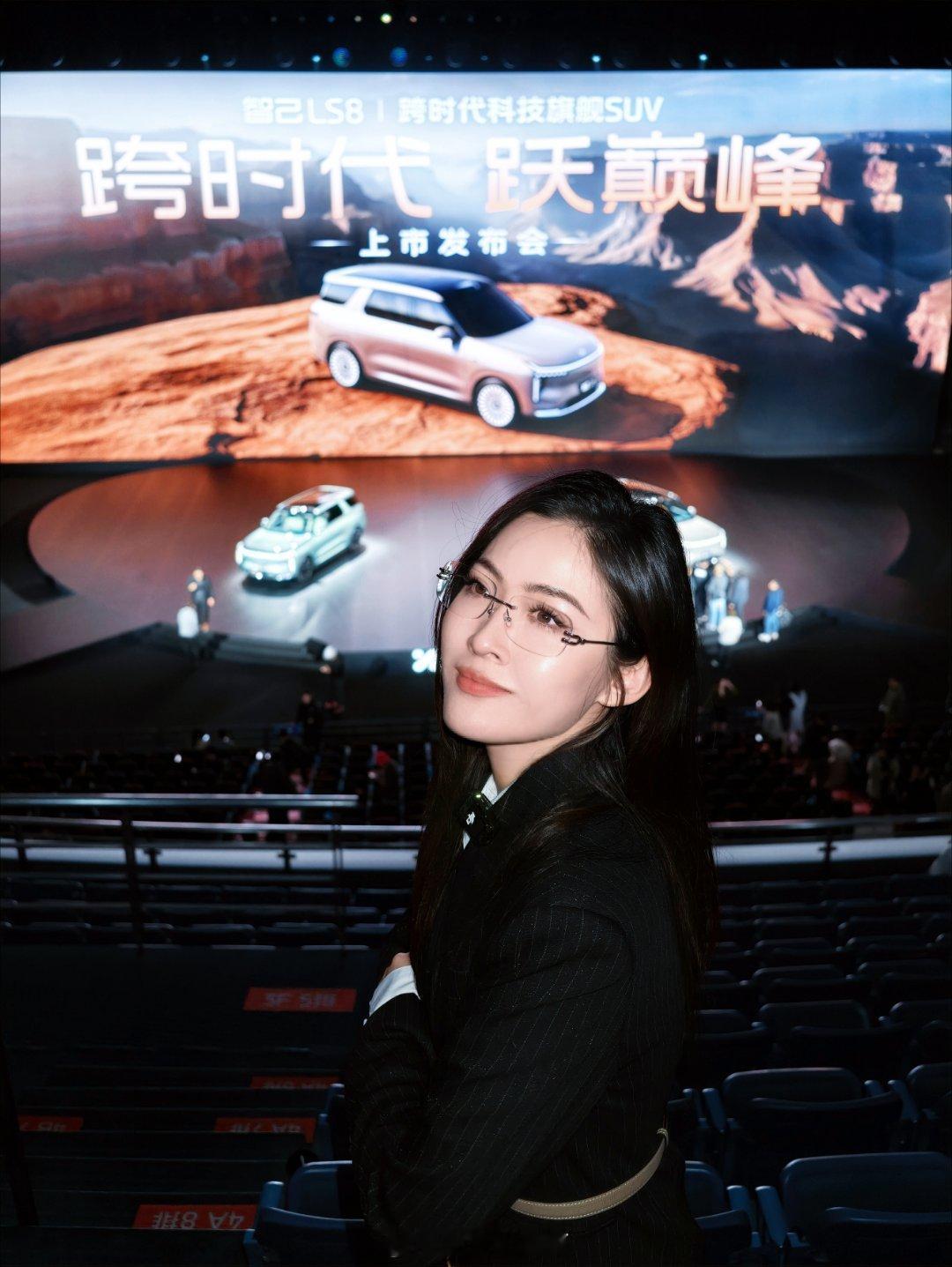 我们散光人一到夜晚就会变得斯文起来，不戴眼镜是真的不中啊，配了三副眼镜，随身带的