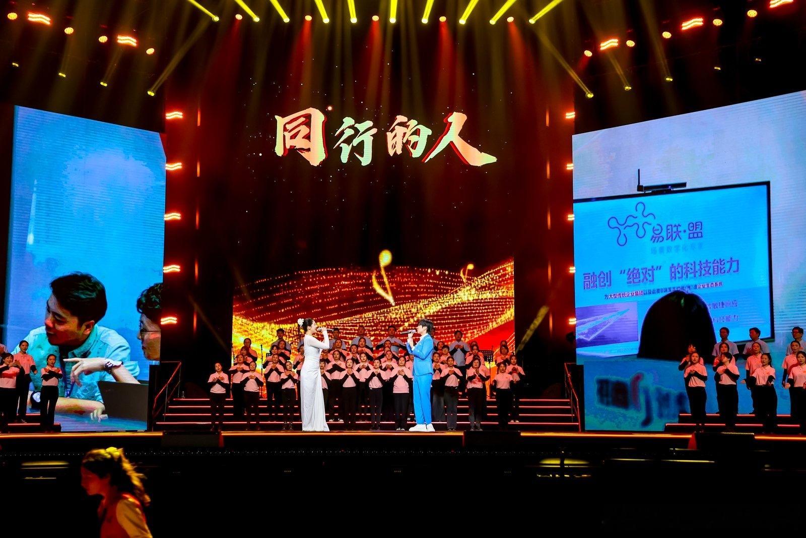 南山企业年会机器人C位出圈  南山区企业风采嘉年华上，一众企业家走上舞台，平日里