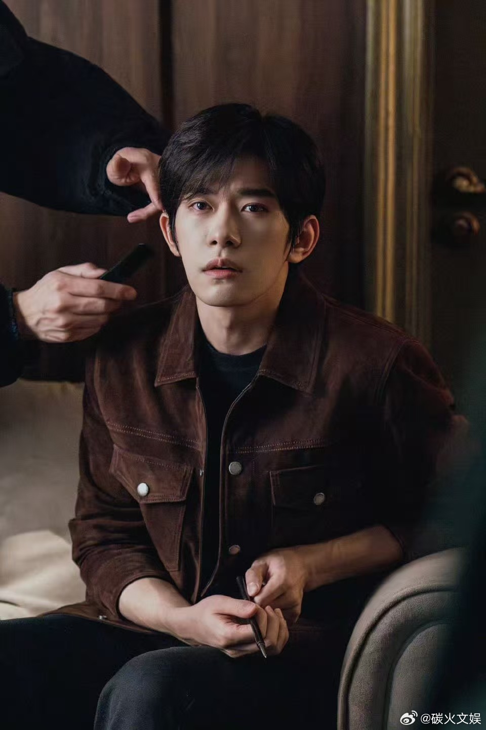 易烊千玺闭眸侧颜易烊千玺一日vlog易烊千玺一日vlog，好帅呀，