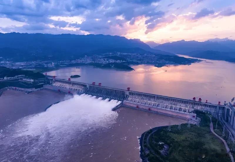 “错峰”与“平价”驱动理性旅游消费新趋势​，今年国庆假期，许多游客选择“抢跑”或