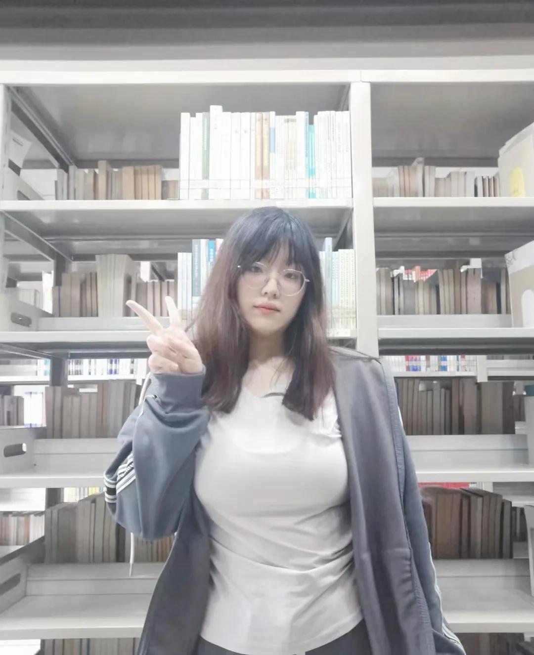 一个美女大学生的烦恼
世界上为什么不能多我一个🐻小的人
真的不是凡尔赛，大真的