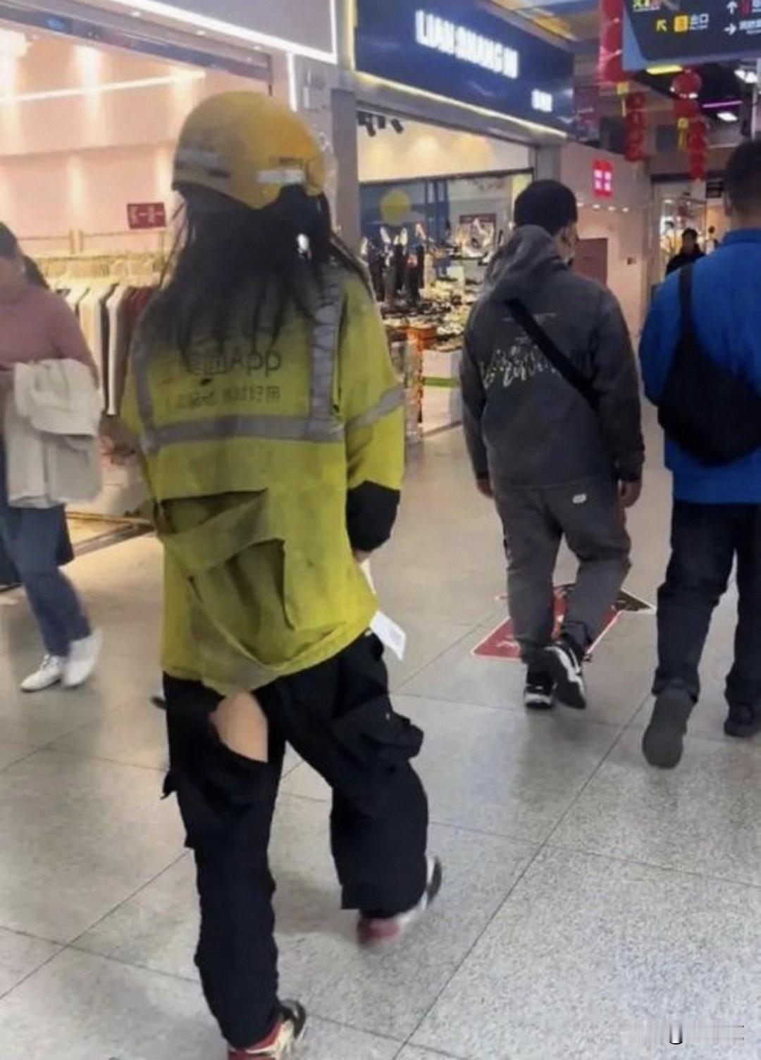 说实话这种还真不太像是摔了或者是被雨淋了，这全都是油渍啊，这到底是多少年没洗啊，