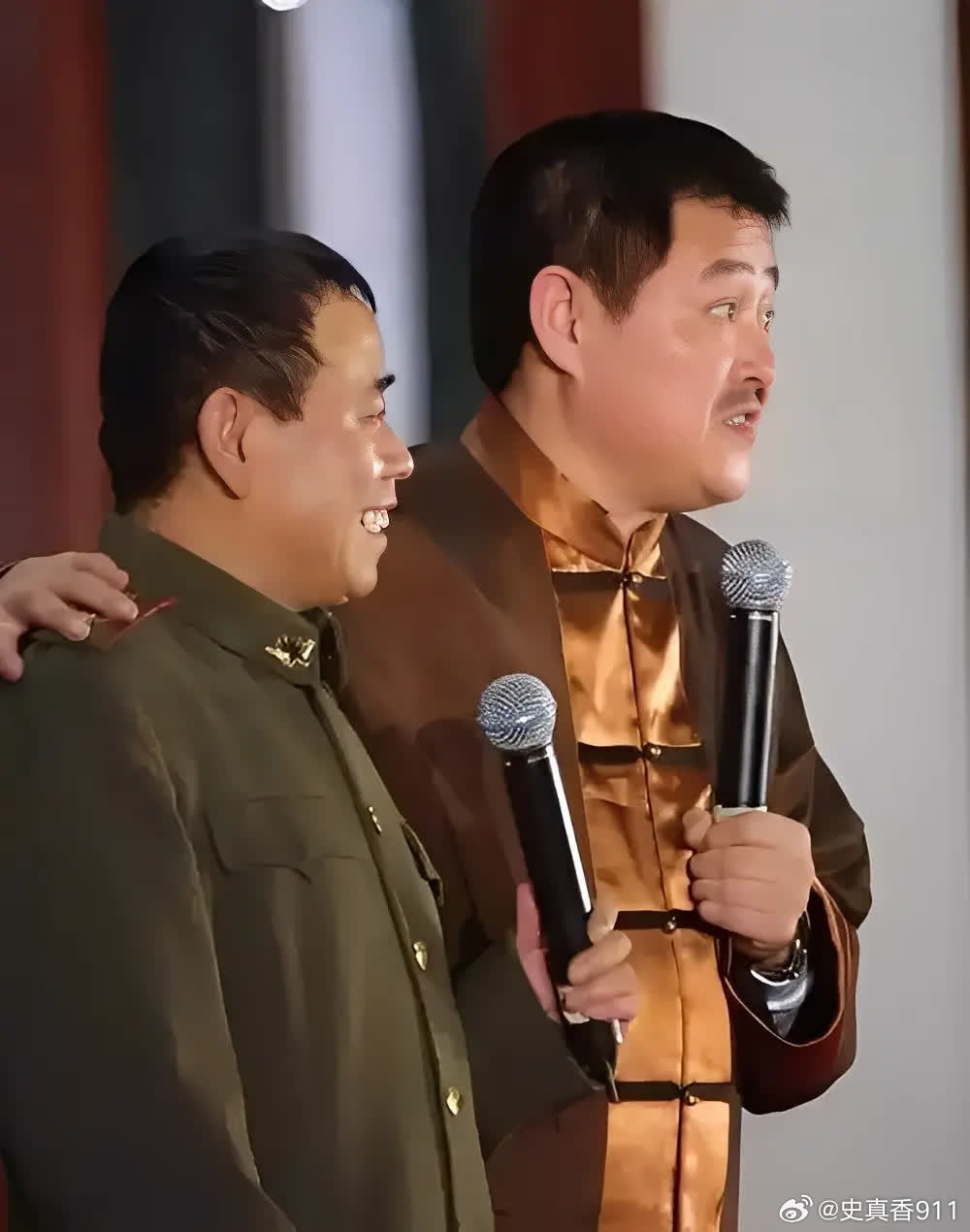 1985年，潘长江第一次坐飞机。赵本山郑重地告诉他：一会儿飞机起飞的时候，你张开