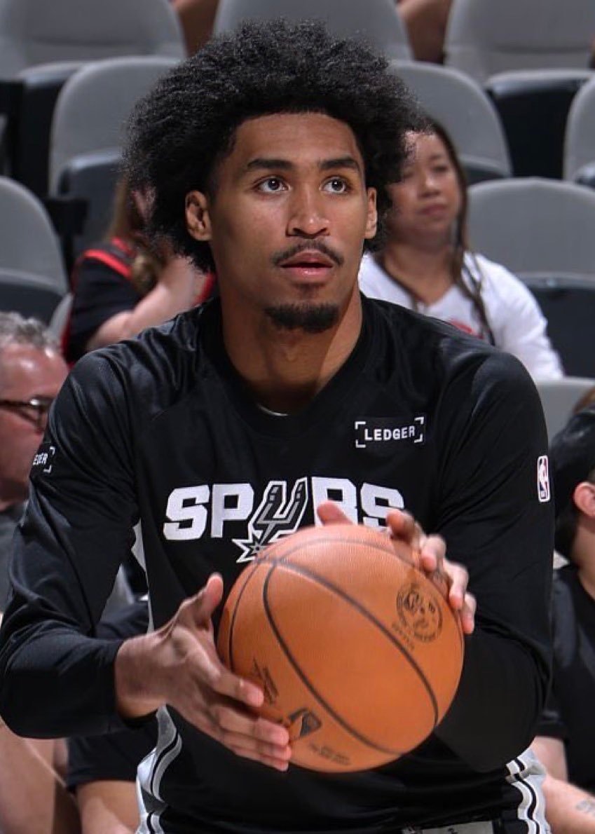 哈珀22分6助攻3篮板，16中10，效率很高年轻人。NBA