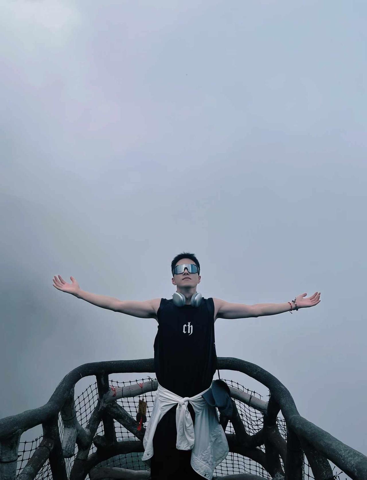 武功山⛰️
涨粉涨赞用薯条 爬山拍照 雨天爬山是这样的 雨天徒步登山
