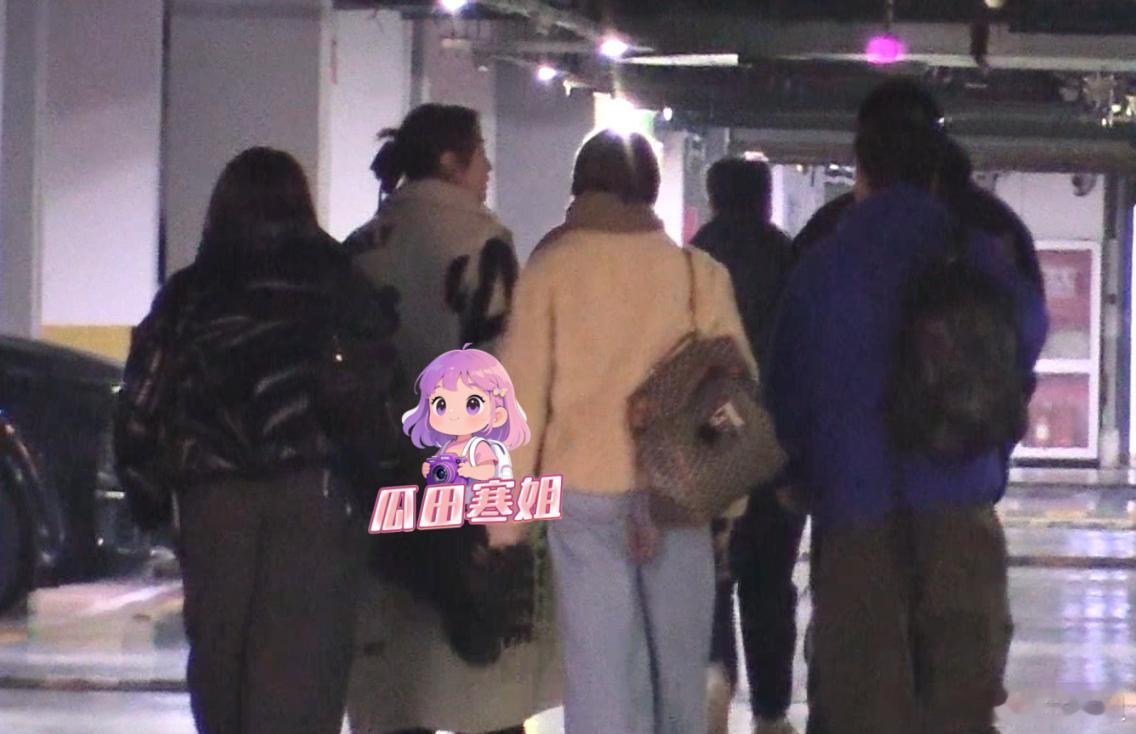 马丽和老公久违同框 马丽和老公久违一起现身，乘车去饭店聚餐咯~聚餐结束后，姐是这