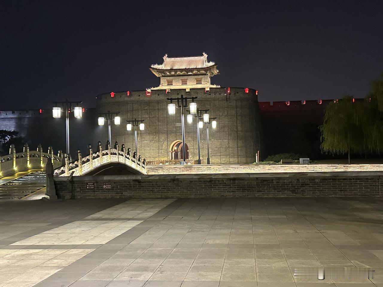 晚上六点左右赶到了太原。
我们俩的旅行就像赶场子，只去有景区的地方，不去市里。