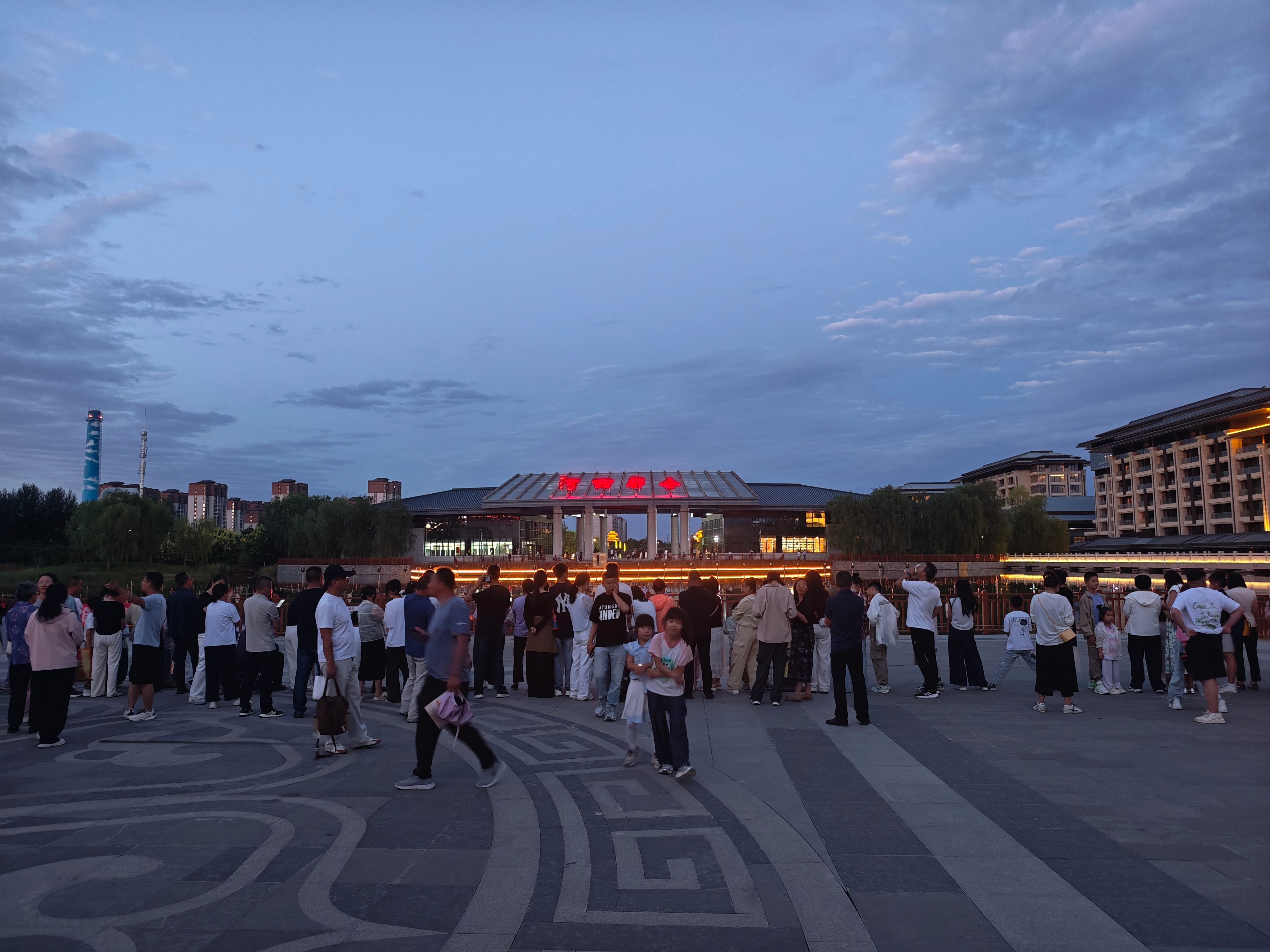 请问一下武威当地人，这个地方待会儿有什么表演呀？聚集了这么多人。  ​​​