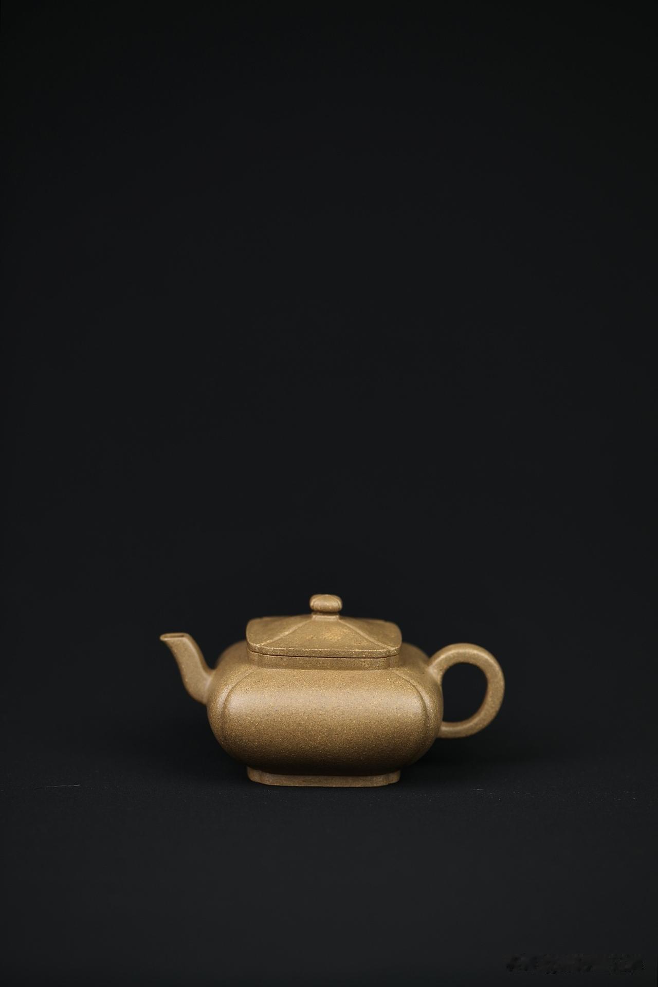 在茶器店，老板给我上了一课
周末逛茶器店，我看中一把朱泥小壶，正拿在手里翻来覆去