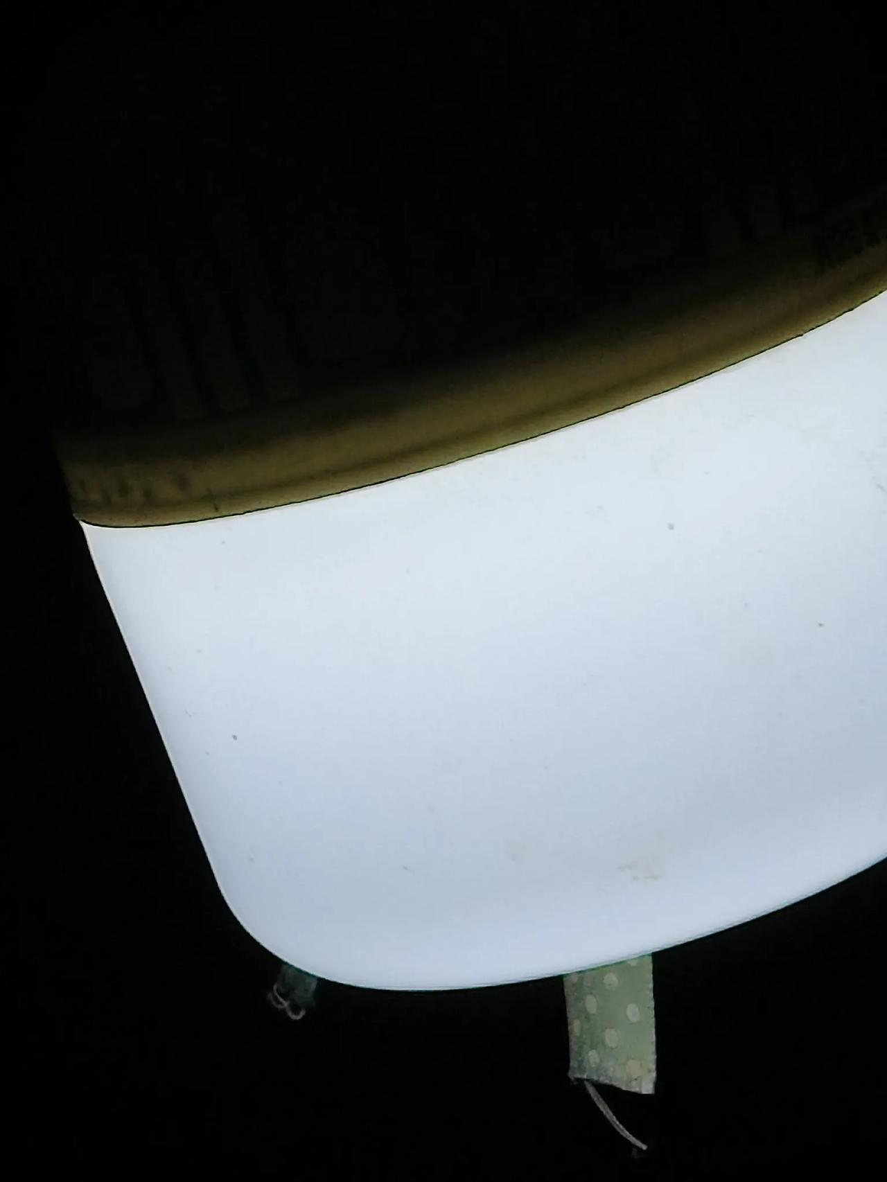 我好讨厌台风啊！

讨厌下雨天，停电了。

一刮风下雨就没电，

还好不是很热，