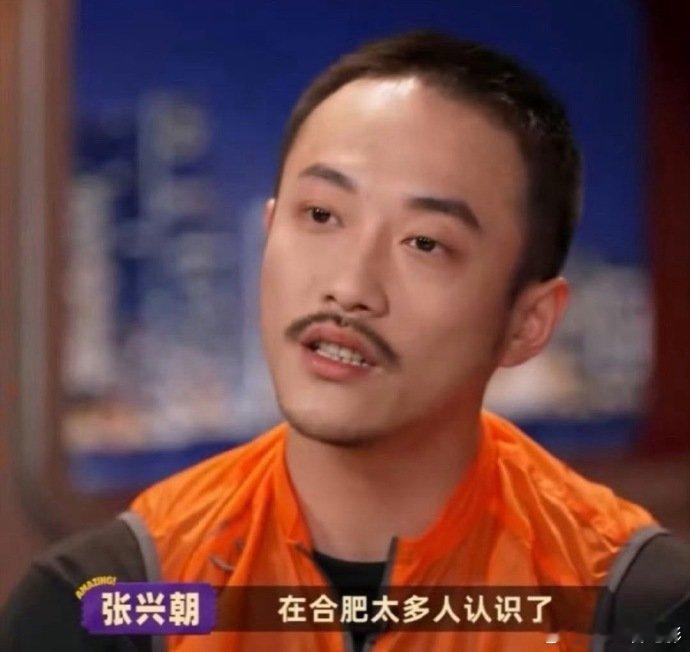 明星接受采访不要穿橙色造型上，寸头不要平日橙色马甲合照时，不要站在两个穿制服的人