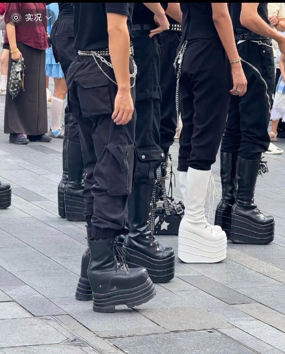 大家觉得这种厚底靴日常走路好驾驭吗 