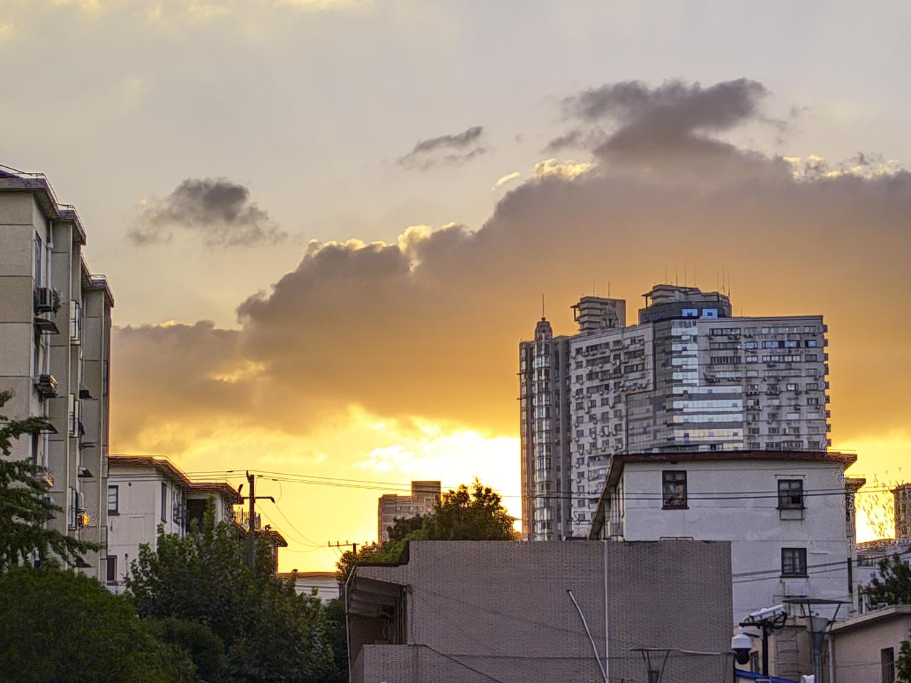 芸汐背后淡淡的霞光