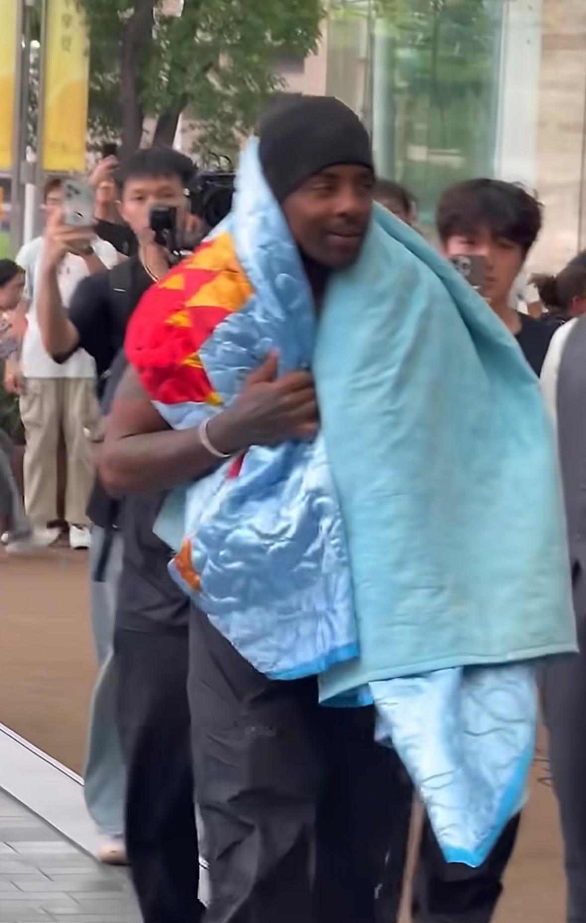 欧文已抵达中国上海这二十三四度的温度，欧文竟然披着被子，有时候真搞不懂外国人对于
