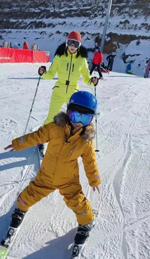 章子怡带醒醒滑雪，穿荧光绿羽绒服好亮眼，勒出小蛮腰真迷人！
章子怡也太会打扮了，