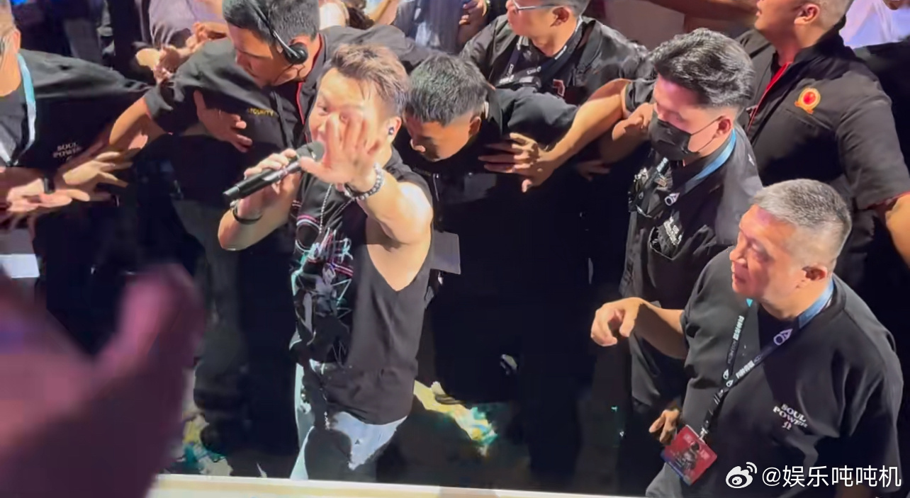 在吉隆坡看演唱会还能摸陶喆 真的有人在吉隆坡的陶喆演唱会上摸到他本人吗，这也太近