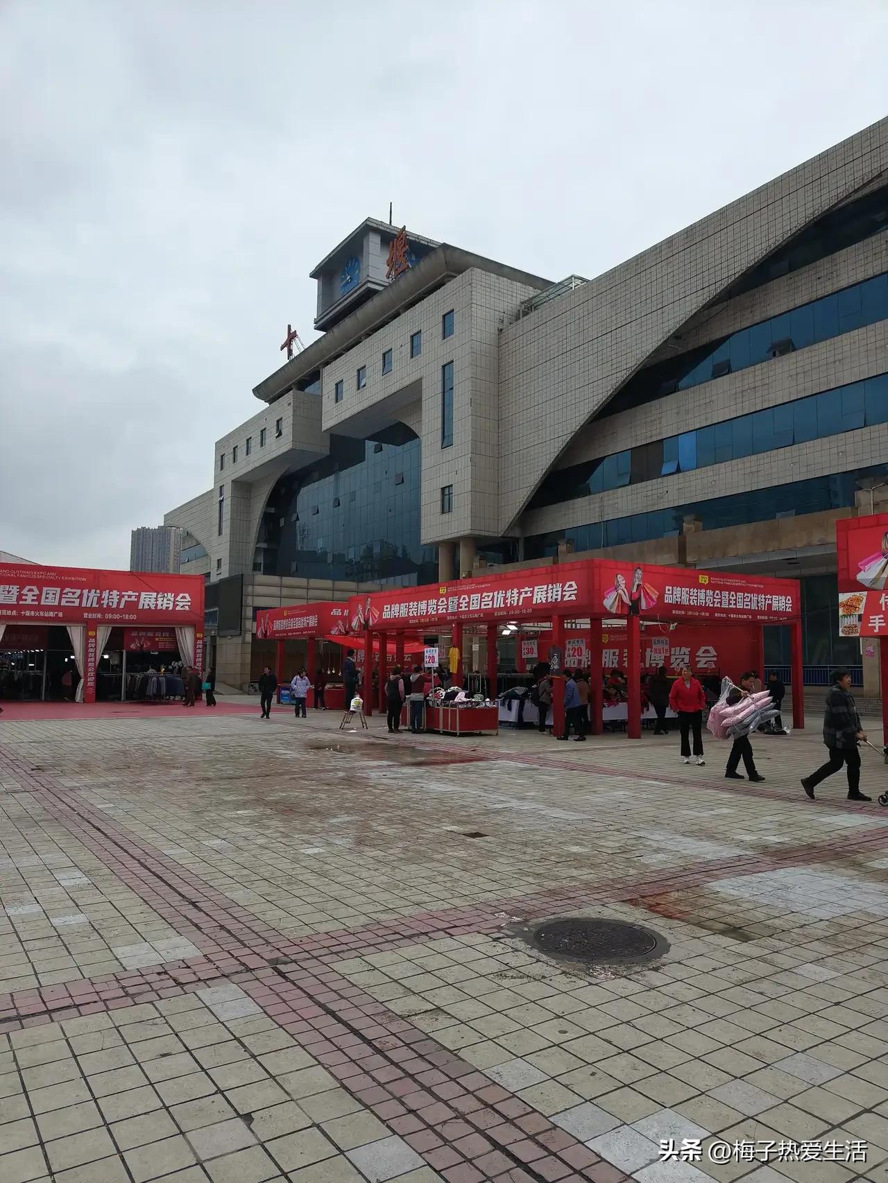 前两天去十堰客运南站坐车，在等车的空隙时间顺路逛了南广场，眼前景象跟前几年完全不