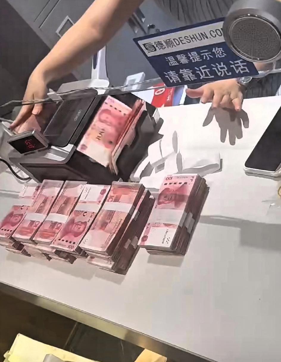 你囤人民币了吗？
 
我闺蜜早上急三火四给我打电话，说2026年要进入数字人民币