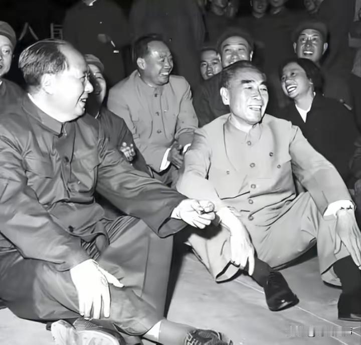 伟人和周总理席地而坐交谈的温馨画面！
所有人都开心的笑的前仰后合！
太幸福了