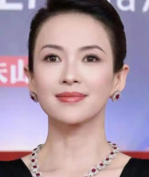 法国这一晚，46岁章子怡高调宣布好消息，让所有人见识她江湖地位