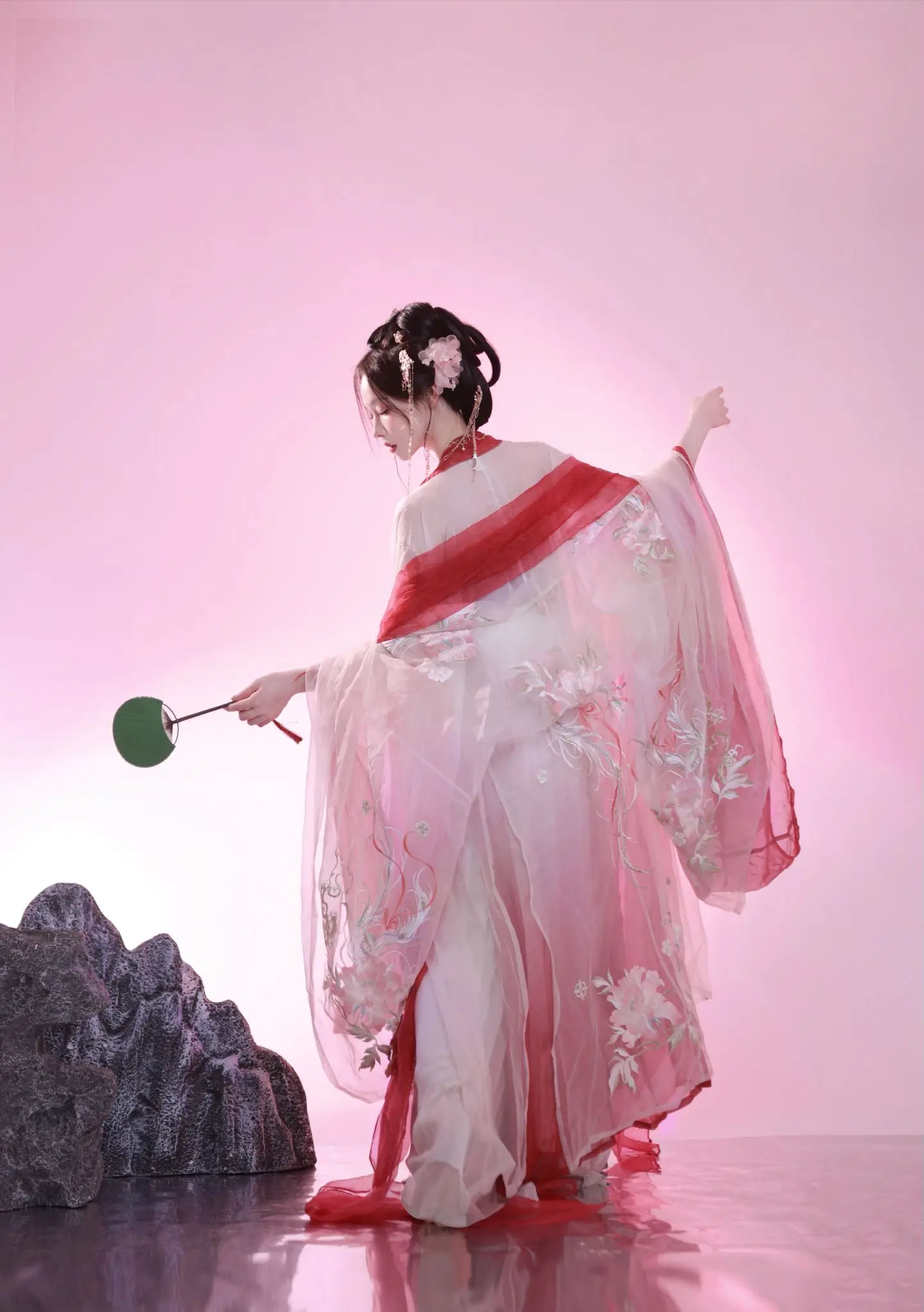 “桃花庵里桃花仙，为什么只让我在梦中见到你”。 