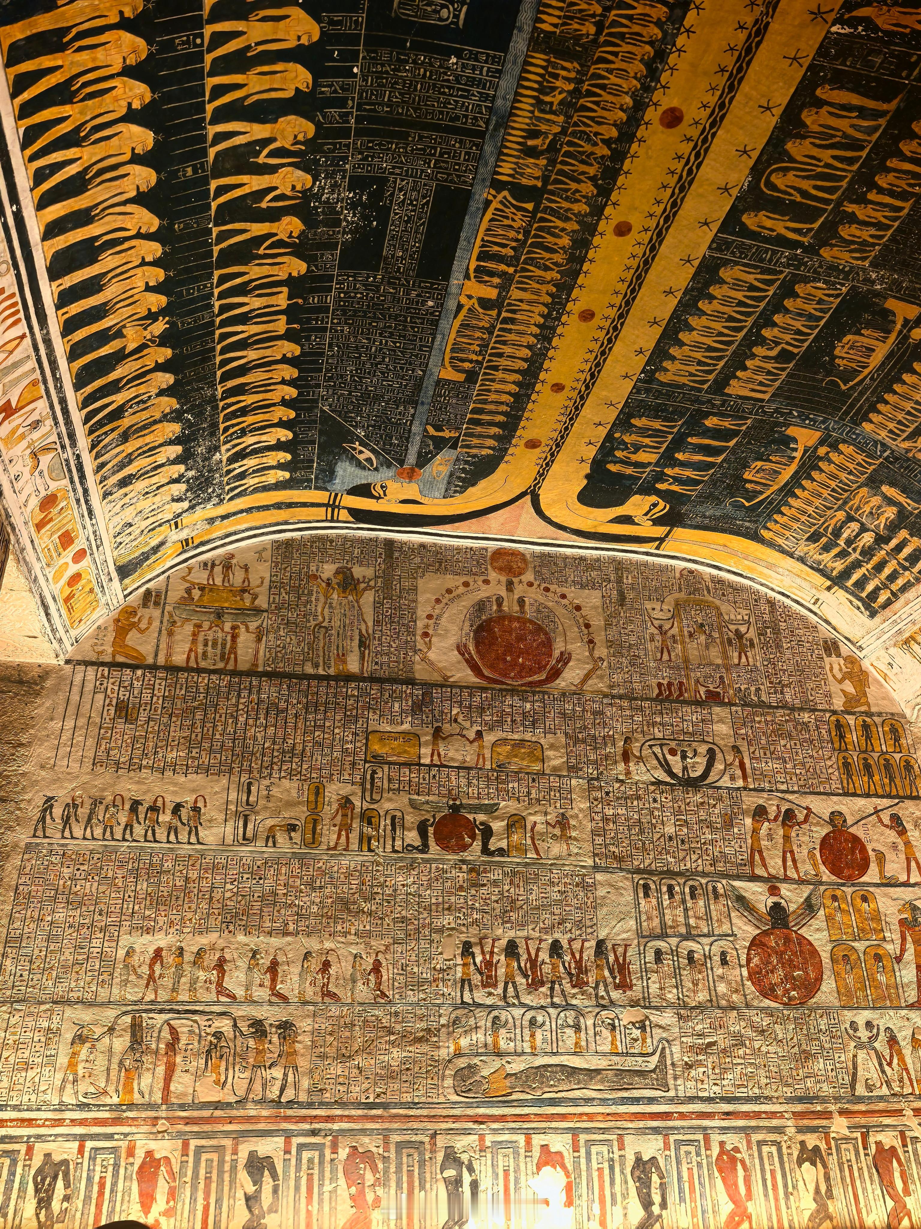 看了看帝王墓，很震撼。不过木乃伊与藏品都搬到博物馆了。 