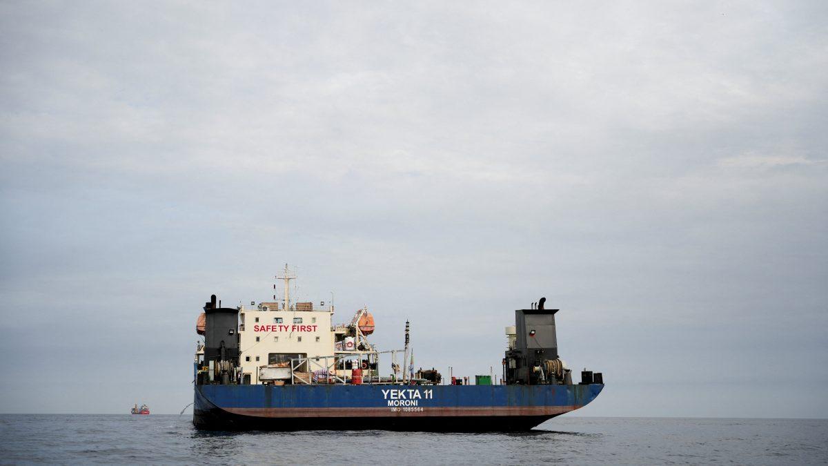 据船舶追踪平台MarineTraffic媒体报道，霍尔木兹海峡周四的通行量突然掉