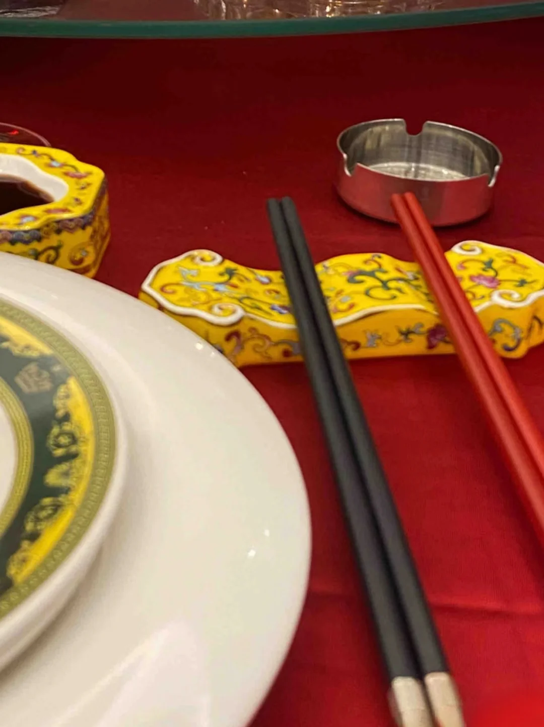 体制饭局中，哪个是公筷？马上就吃饭，急！