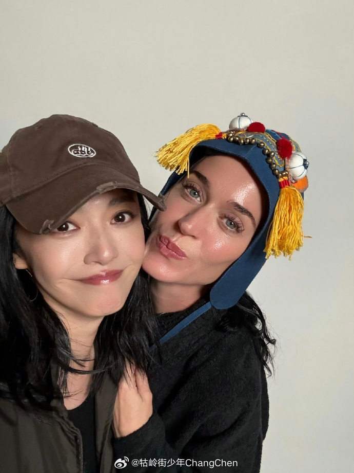 姚晨分享和水果姐Katy Perry的合照，两人在巴黎合作拍摄巴黎世家运动鞋广告