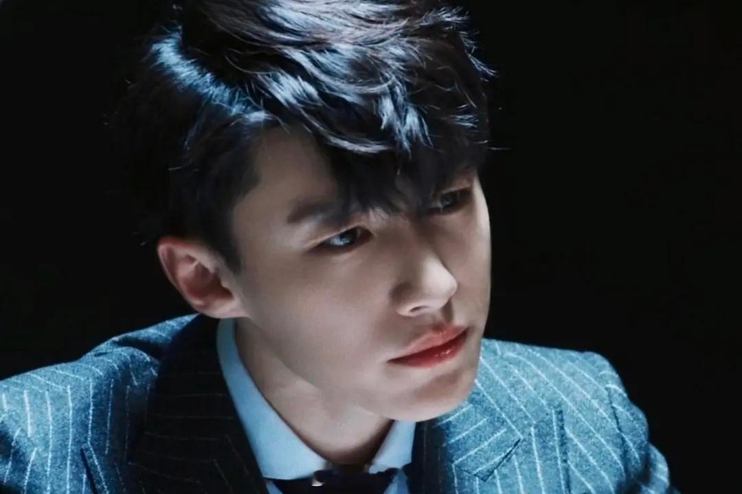 代旭是不是全世界最不适合戴眼镜的人 