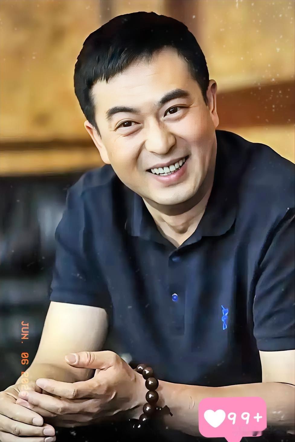 张嘉译最吓人的

根本不是他的演技

是他56岁了，一个56岁的男人，被强直性脊