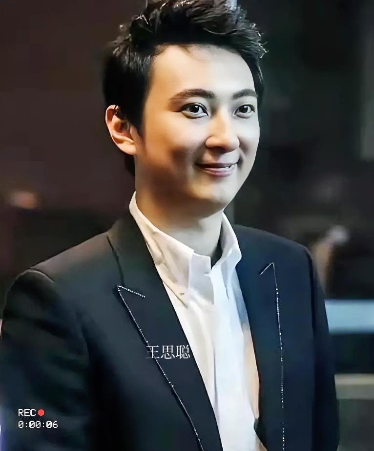 王思聪也出事了，
继王健林被限制高消费后，
当年的国民老公，

万千少女的老公王