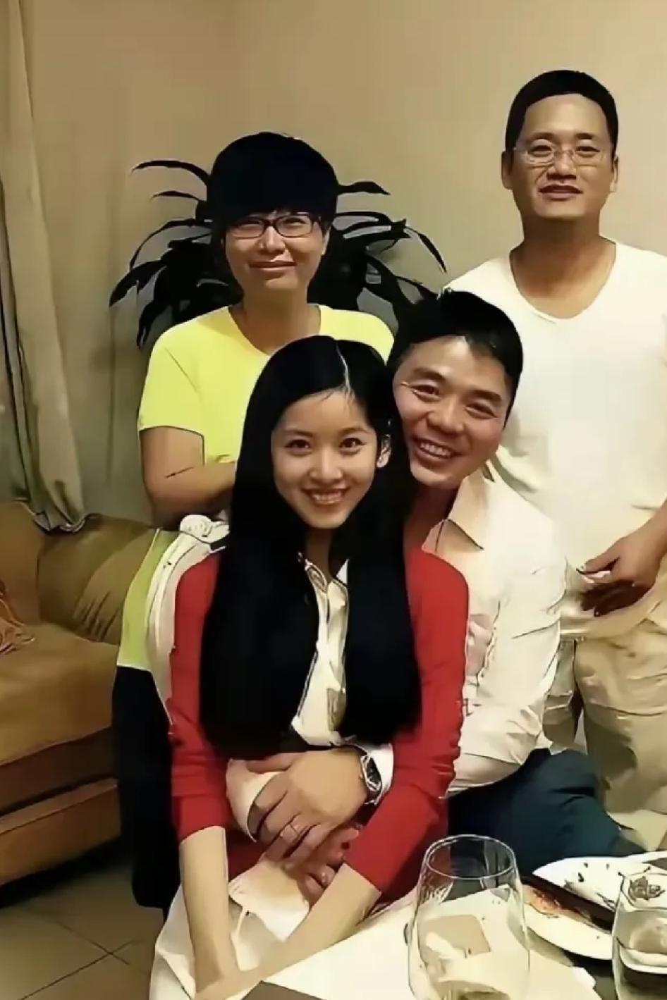 爱的时候，热情似火，真爱是藏不住的。
嘴角上扬的角度的说明了一切。
[呲牙][捂