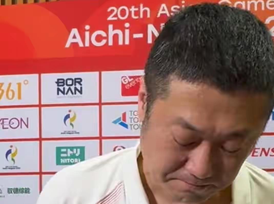 中国女排3-0横扫日本，亚运三连冠到手。主教练赵勇赛后采访一度哽咽，可谁都知道，