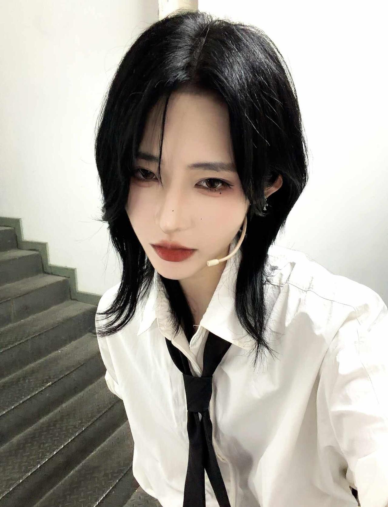 求解码。这是哪个团的。帅的我有点不行了
我是SNH48的。对是女团的。中国最大的