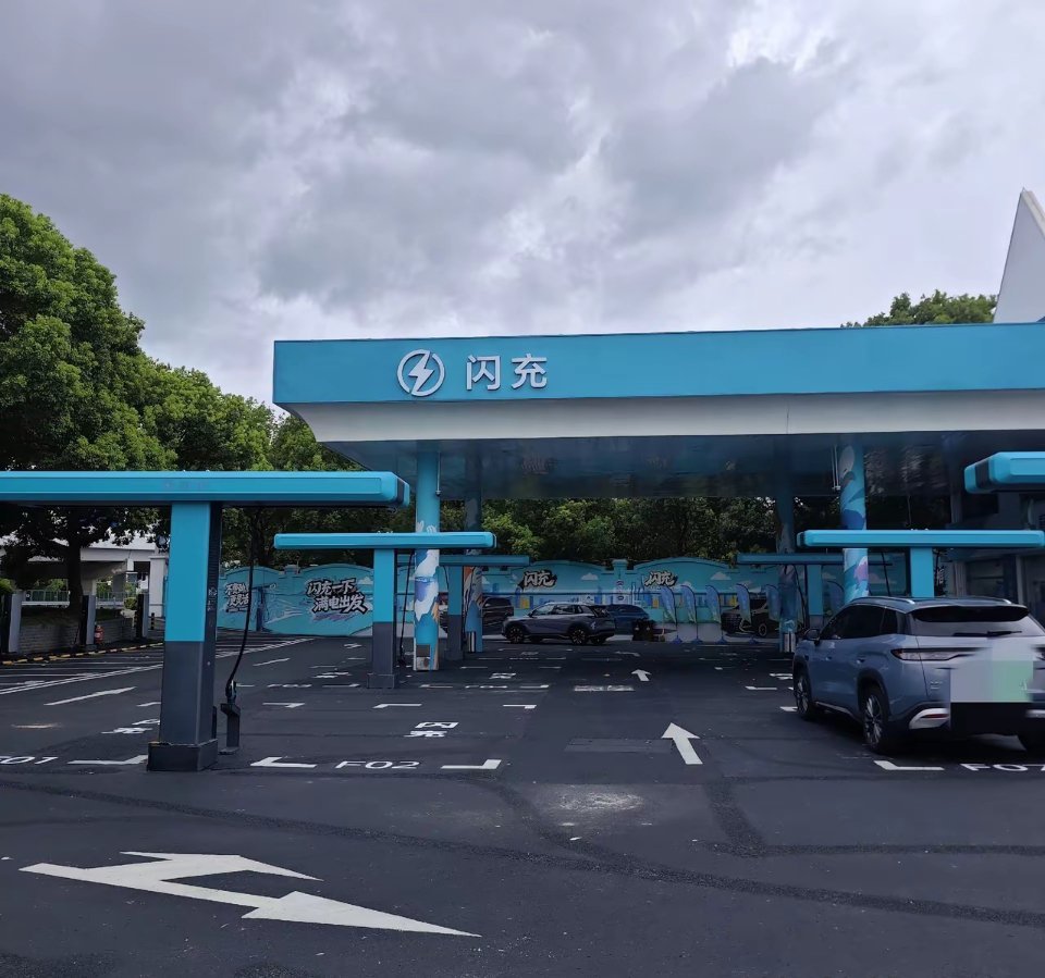 闪充站打卡。来到上海虹桥的比亚迪闪充旗舰店。以前加油站改的，6个桩，每桩两枪。1