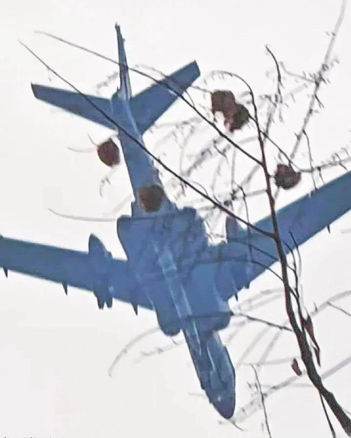 #空军新型战机让055大驱“吃苦头”#核心是“多维度、多波次”这六个字，不是多方