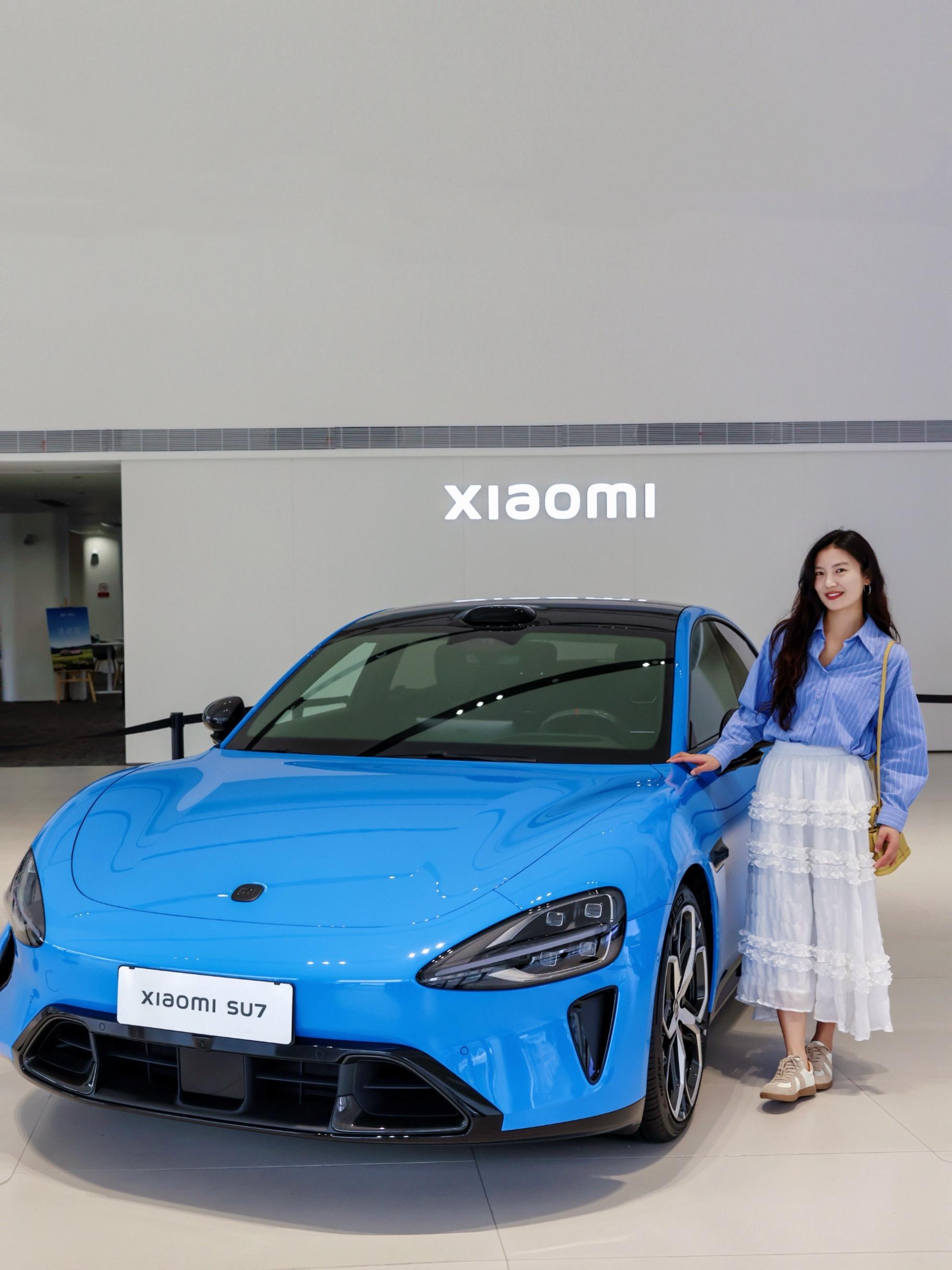 小米SU7新款卡布里蓝，直接被圈粉😭。在快节奏的城市缝隙里奔波久了 ...