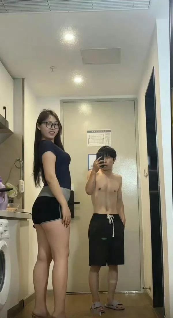 反差感拉满！女生身高气场十足，还稳稳驮着男朋友拍照，颜值身材都很出众。
不得不说