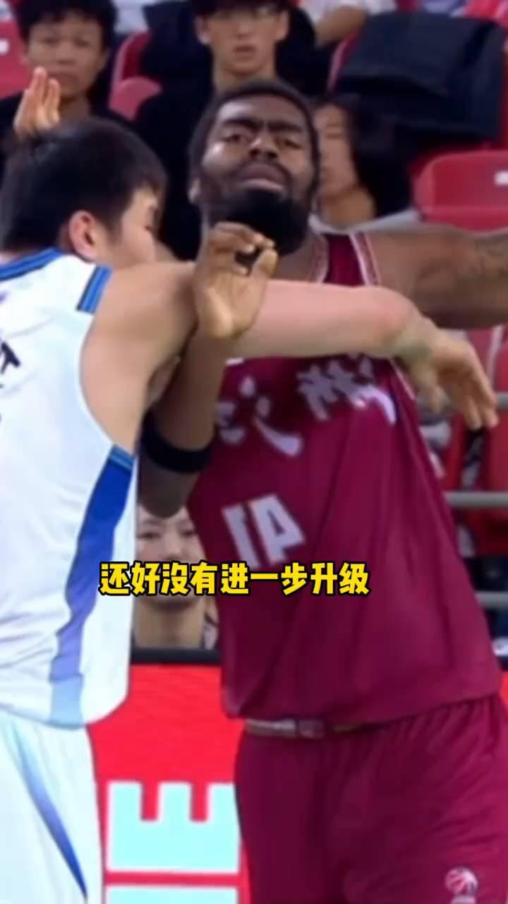 李炎哲和稠州外援冲突，两人缠在一起都是大块头，两人各自不服对方，还好没有进一步升