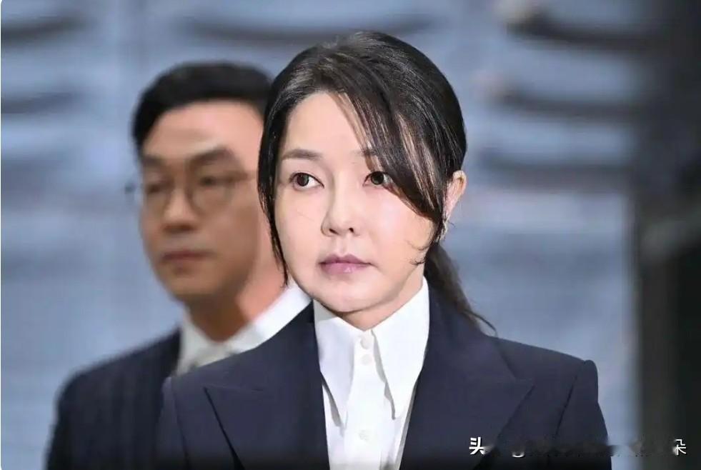 韩国前第一夫人金建希涉腐案一审宣判：获刑1年8个月，成韩宪政史上首位被定罪“第一