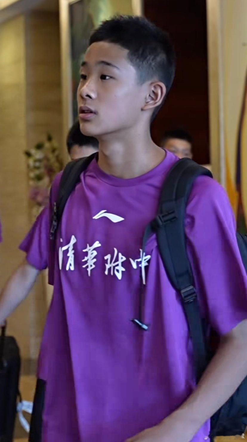 刚刷到杜锋指导儿子在打康初总决赛，一转眼也长大了好多，看着身高超过1米9了 ​​