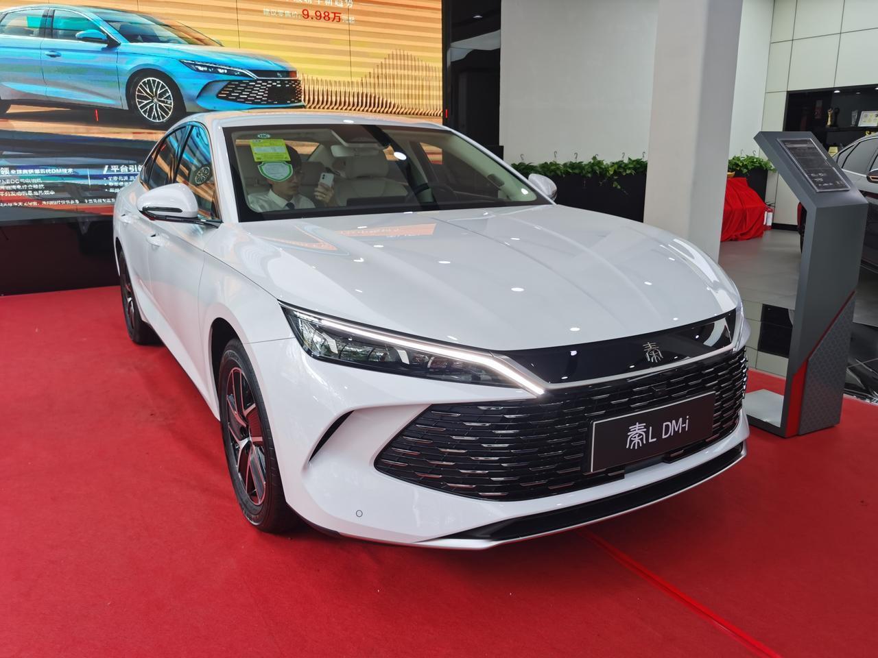 安马·洛佩兹加盟小鹏汽车，任造型设计中心副总裁。安马·洛佩兹曾以全球外饰设计总监