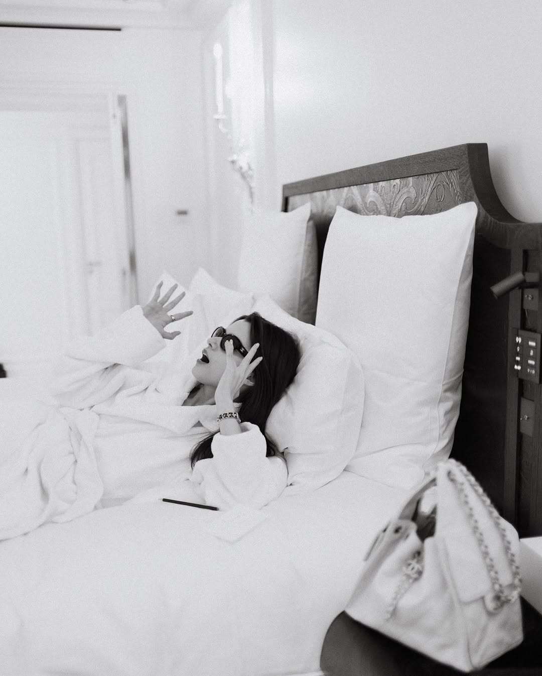 Becky 在巴黎酒店，期待香奈儿大秀登场。 ​​​