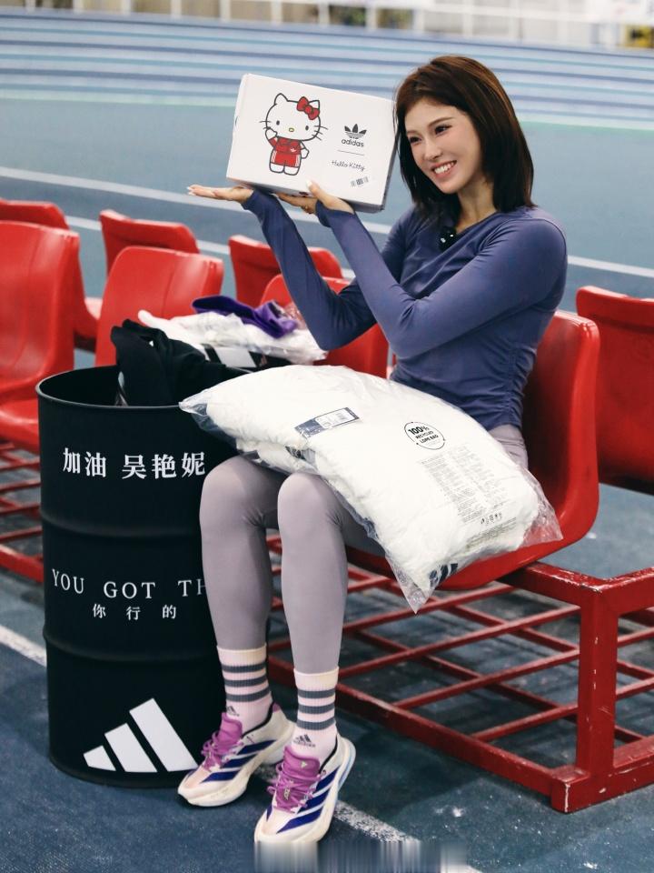 全运会加油！吴艳妮收到阿迪加油桶，手捧定制战靴和足球甜美留影