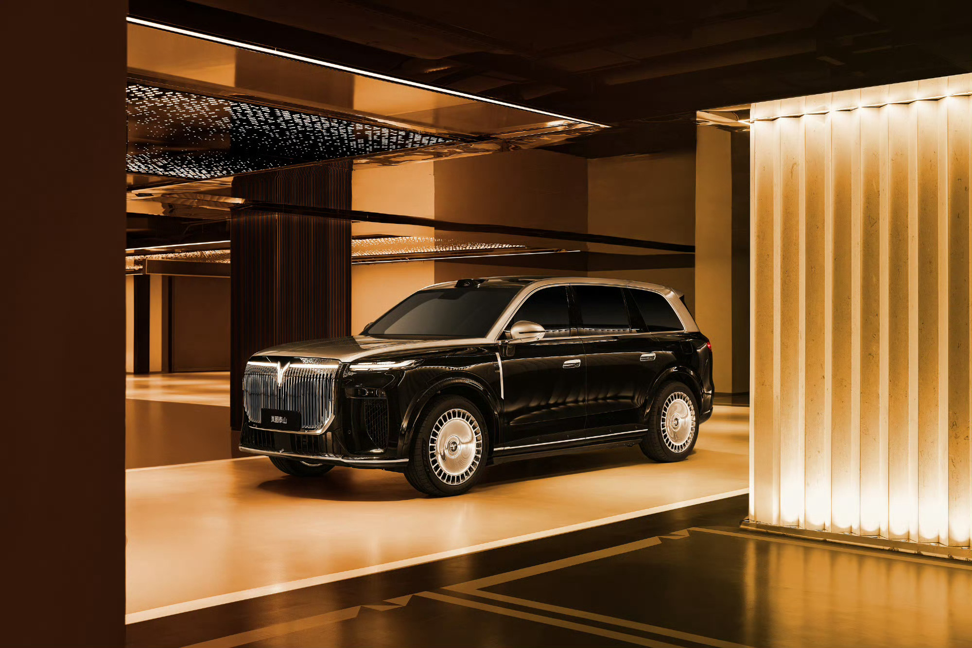 11月11日，“造车国家队”岚图扔下重磅炸弹——旗舰SUV泰山正式全国发运。15