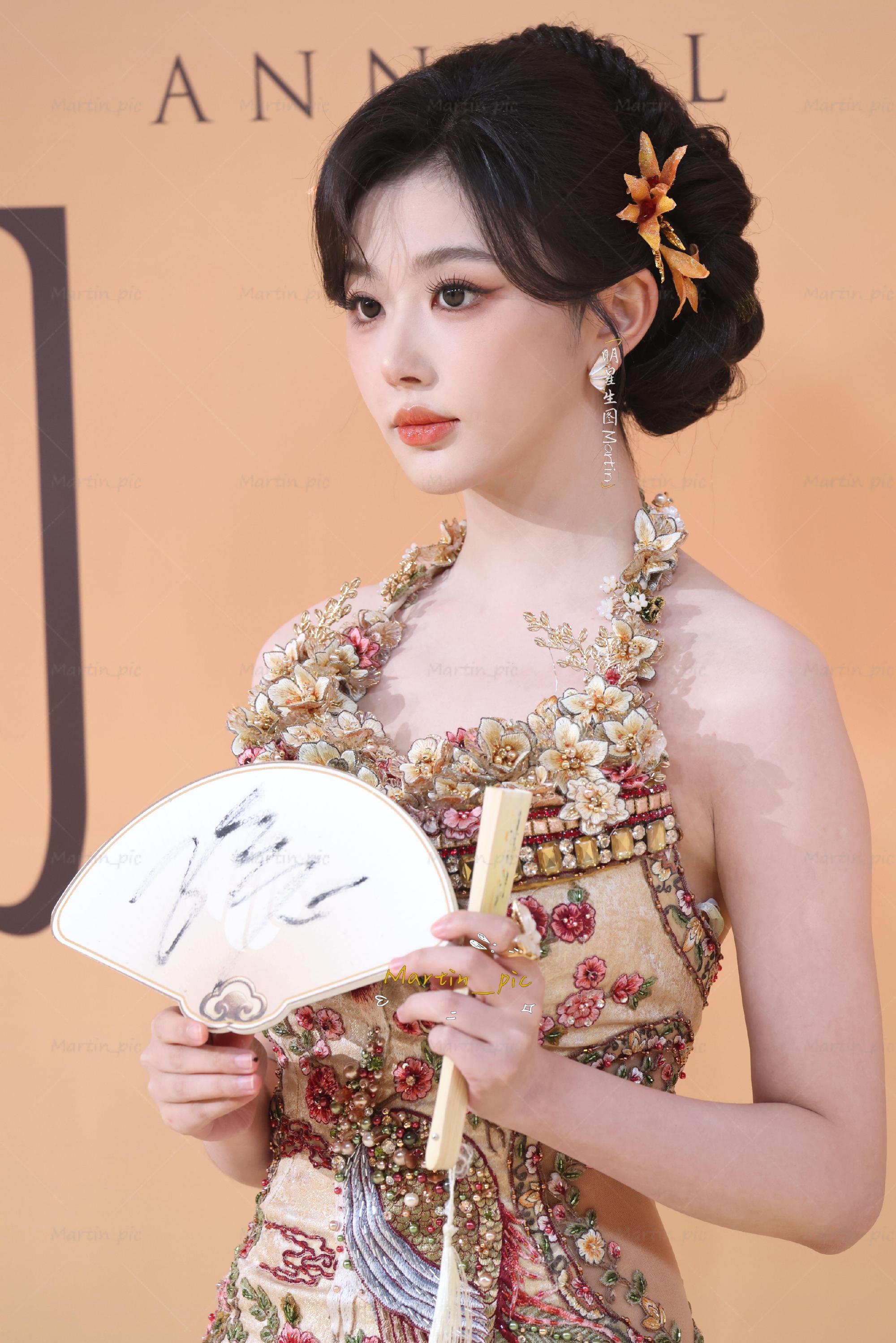 孔雪儿裸背孔雪儿今日活动图来啦新中式风格太美了吧，简直为孔雪儿量身定做的优雅盘发