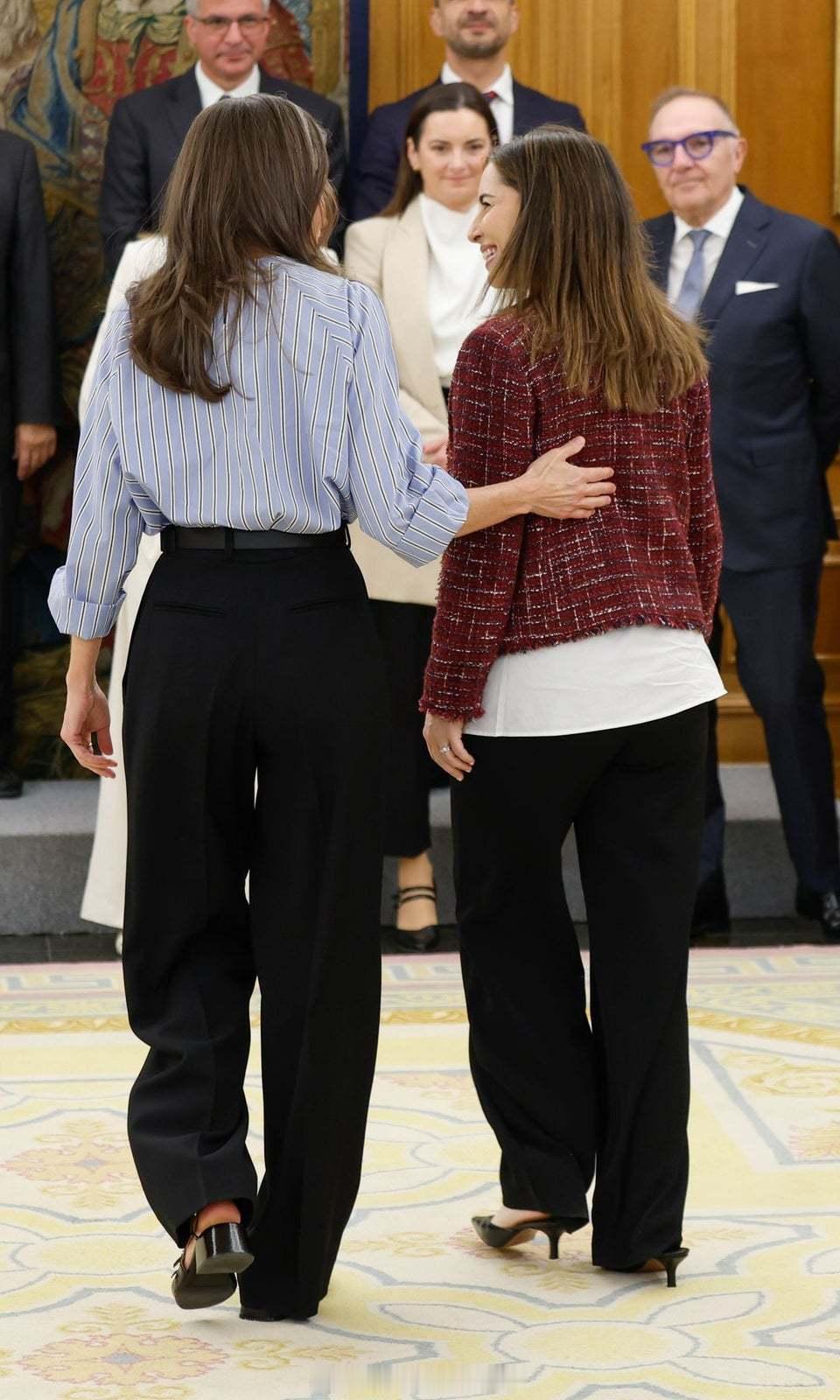 西班牙王室 4月28日，莱后在zarzuela的三场接待会。分别与卡洛斯一世公共