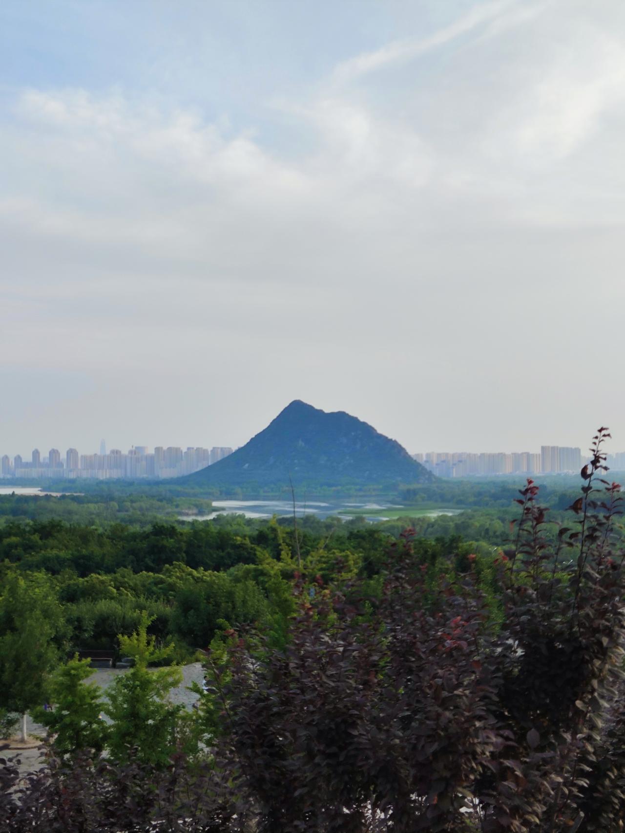 卧牛山之顶看华山湖
